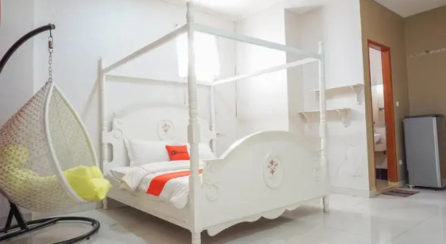 Люкс Standard RedDoorz near Kemang Square