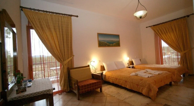 Семейная студия с балконом и с видом на озеро Orama Hotel - Serene Lake Plastira Retreat with Stunning Views