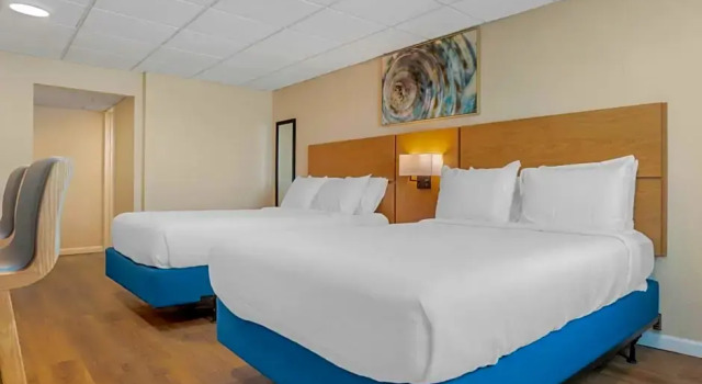 Четырёхместный номер Standard с видом на воду Chateau Beachfront Hotel, a By the Sea Resort