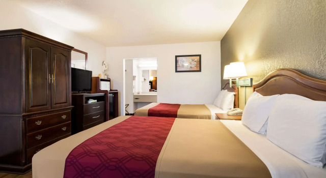 Четырёхместный номер Standard Econo Lodge Bartlesville Hwy 75