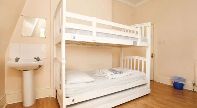 Кровать в общем номере NX London Hostel