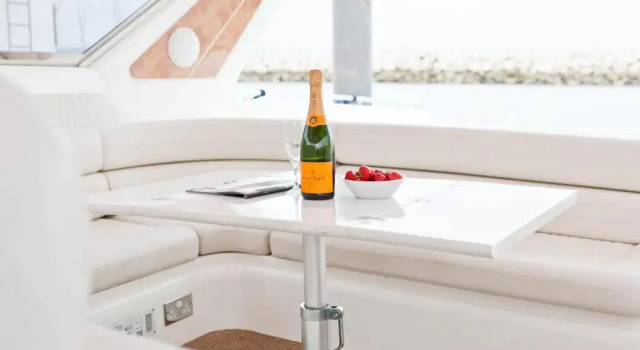 Sunseeker Renegade 60 Ft, Забронировать Отель Отели Портленда с парковкой, рядом с Гавань Портленд, Парковка