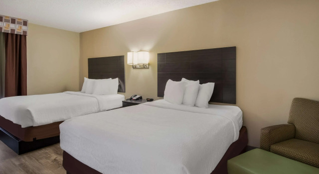 Четырёхместный номер Standard SureStay Plus Hotel by Best Western Jackson