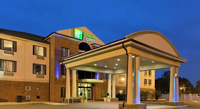 Четырёхместный номер Standard Holiday Inn Express Hotel & Suites Sylacauga by IHG