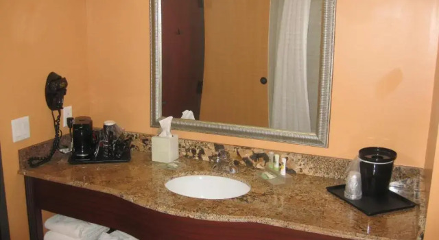 Четырёхместный номер Standard Country Inn & Suites by Radisson, Dearborn, MI