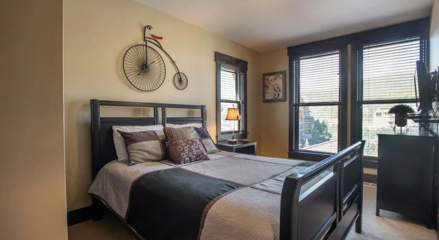 Spacious Village View Townhouse with Fireplace at Parry Peak Lofts townhouse, Забронировать Дом для отпуска Винтер Парк Winter Park - Fraser, рядом с Лыжный подъёмник Iron Horse