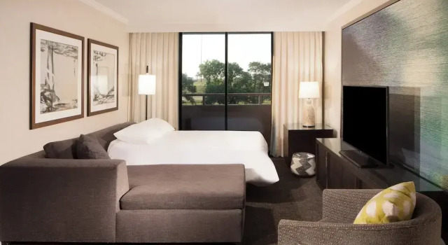 Suite 1 Schlafzimmer mit Balkon Omaha Marriott