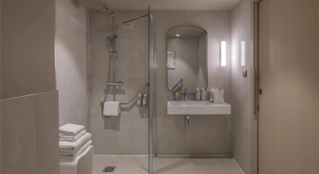 Номер Standard с балконом Marina Bay Riviera Hotel, Curio Collection by Hilton