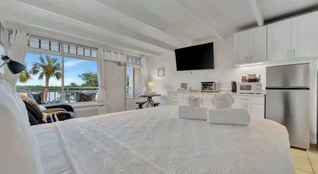 Апартаменты Sunset Suite Heated Pool Tennis Gym Balcony