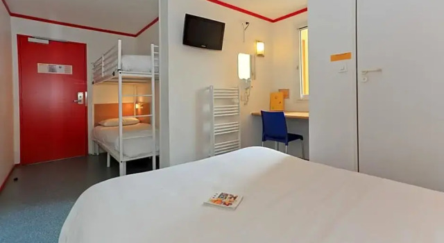Четырёхместный номер Premium Kyriad ECO - Bordeaux Est Lormont