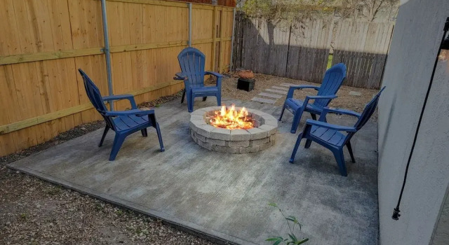 Коттедж Dallas Retro House King Bed Backyard
