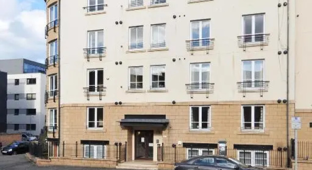 202 quiet 2 bedroom property in residential area with secure private parking, Забронировать Отель Бротон Эдинбург, рядом с Железнодорожный вокзал Эдинбург-Уэверли