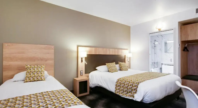 Трёхместный номер Standard Brit Hotel Confort Loches