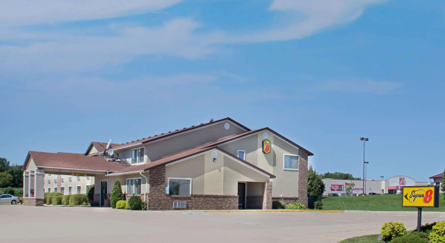 Super 8 by Wyndham Charles City, Varaa Hotelli Charles City Iowa