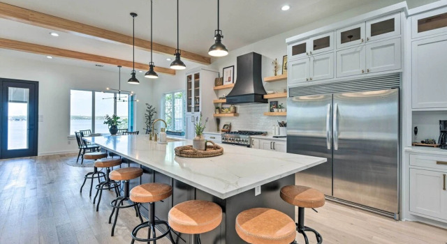 Коттедж Luxury Lake Granbury Cliffside Home w/ Deck