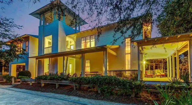 The White House of Watercolor 4 Bedroom Holiday Home by Five Star Properties