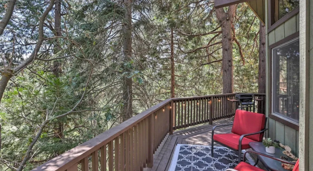 Коттедж с 2 комнатами с балконом Lake Arrowhead Cabin w/ Mid-century Charm!