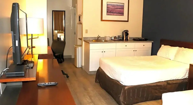 Номер Deluxe Empire Inn & Suites