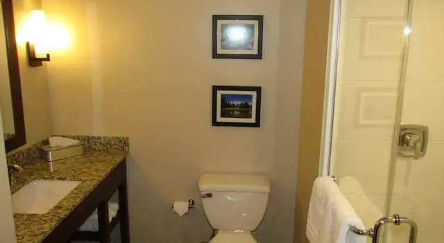 Двухместный люкс Heartland Inn and Suites
