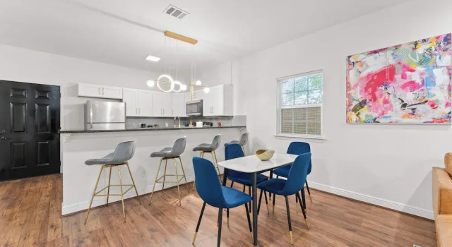 Коттедж NRG Medcenter 2BD 2 5BA w Fencedyard King Bed