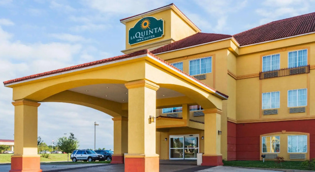 Кровать в общем номере La Quinta by Wyndham Canton MS
