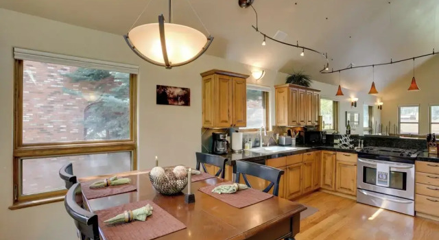 On Main Street: Ouray Getaway w/ Mountain Views!, Забронировать Отель Отели Telluride Ski 3 звезды, 3*