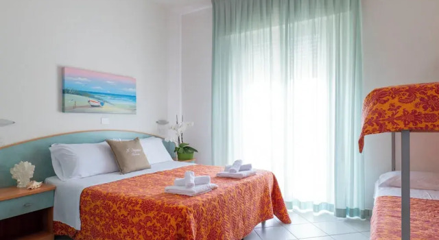 Четырёхместный номер Standard с балконом Hotel Negresco