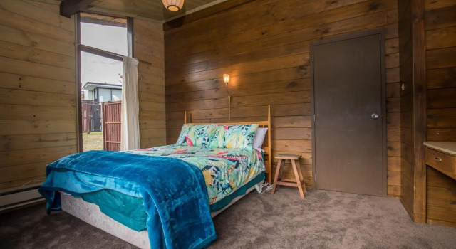Lakeside Escape - Wanaka Holiday Bach