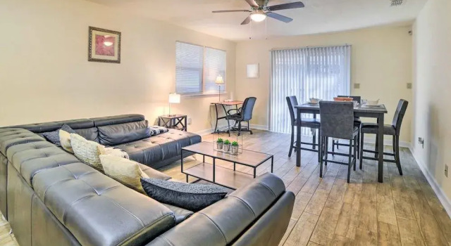 Bright Tallahassee Home w/ Deck, 3 Mi to Fsu!, Забронировать Отель Таллахасси Панхэндл Флорида, рядом с Парк Лос-Роблс