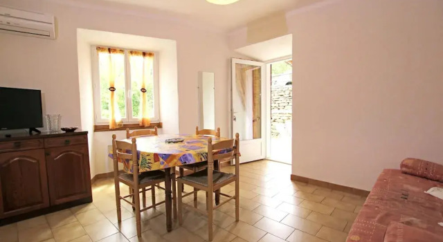 House With 2 Bedrooms in Gravières, With Wonderful Mountain View, Pool, Prenota Casa vacanze Hotel a Alvernia con parcheggio, Parcheggio
