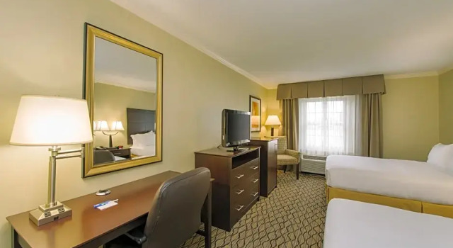 Четырёхместный люкс c 1 комнатой Holiday Inn Express and Suites Merrimack - Nashua by IHG