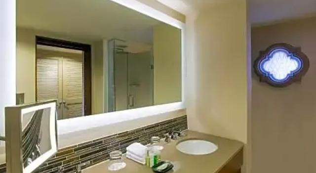 Четырёхместный номер Standard с балконом и с видом на поле для гольфа The Westin La Paloma Resort & Spa