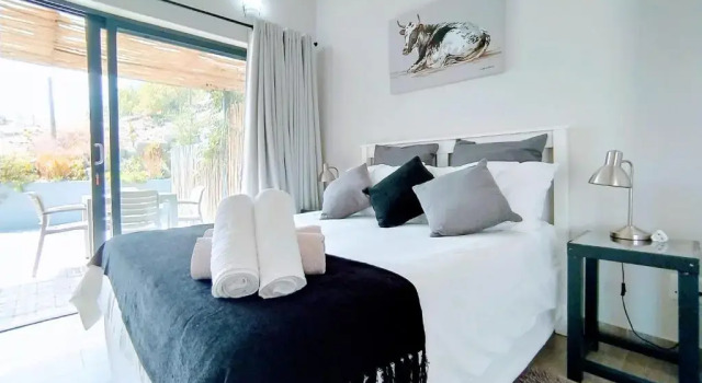 Capricorn Studio One - 150m to Solar Beach, Patio & Braai, Wifi, DSTV & Netflix
