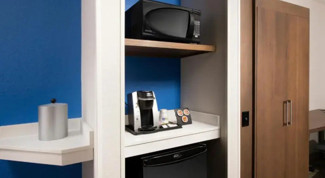 Четырёхместный номер Standard Holiday Inn Express & Suites Baltimore - BWI Airport North by IHG