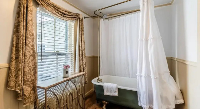 Люкс с балконом Westbrook Inn Bed and Breakfast