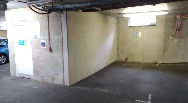 Апартаменты Quiet space next to Gatwick Airport and Town Centre