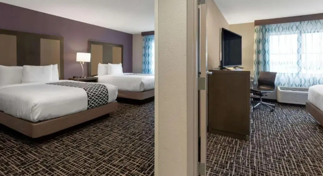Suite 1 sypialnia z widokiem na miasto Wichita Inn Airport