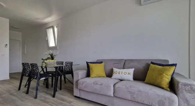 Renovated Flat Close to Shops and Beach