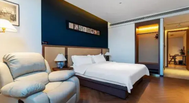 Люкс Luxury EZBoomtel Hotel (Ningbo Railway Station South Square Tianyi Pavilion)