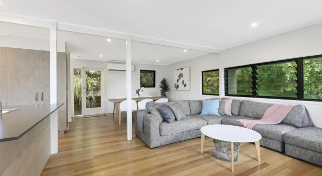 Duke St Convenience at your doorstep Beach living in the heart of the village close to cafes Ocean glimpse, Prenota Hotel Sunshine Beach 