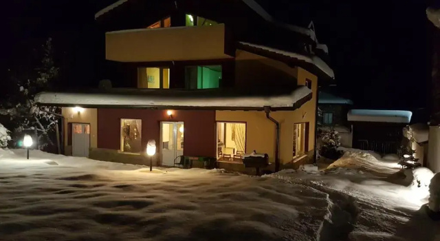Коттедж с балконом Ashkova House