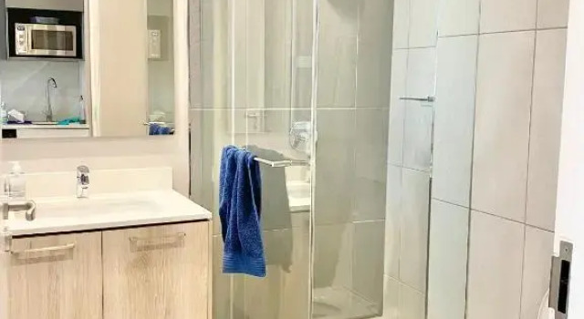 Spectacular Studio Apartment @Menlyn Maine, Reservar Apartamento Hotéis em Pretoria com piscina, Piscina
