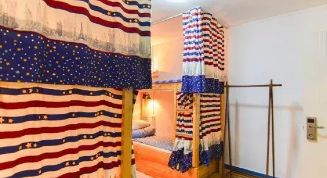 Кровать в общем номере (мужской номер) Rhino Holiday Inn (Near Dalian railway station)