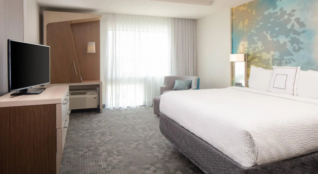 Двухместный люкс Courtyard by Marriott Omaha Bellevue at Beardmore Event Center