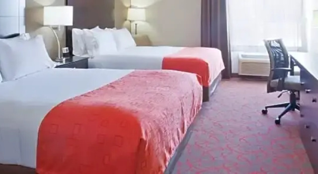 Четырёхместный номер Deluxe Holiday Inn Express & Suites Bloomington West by IHG