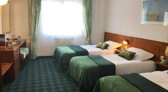 Трёхместный номер Hôtel Christ Roi