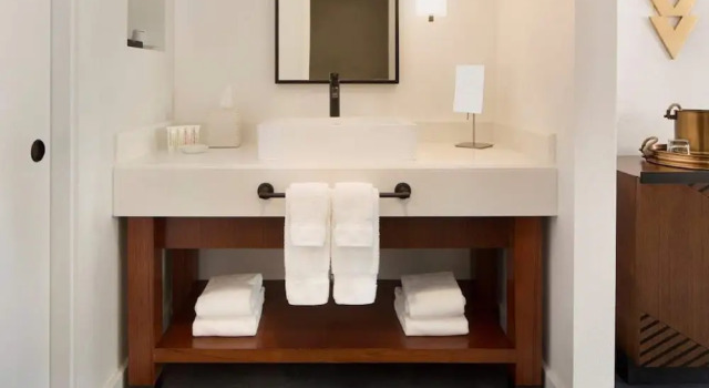 Четырёхместный номер Deluxe с видом на бассейн V Capri Palm Springs, a Dolce by Wyndham