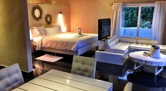 Двухместный люкс с балконом и с видом на бассейн CASA-22 Luxury Boutique Hotel