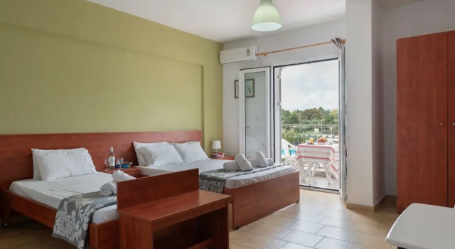 Трёхместная студия с балконом Socrates Apartments