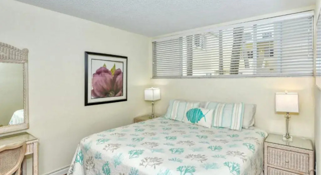LaPlaya 104E Perfectly located near the path to the beach just steps from the pool